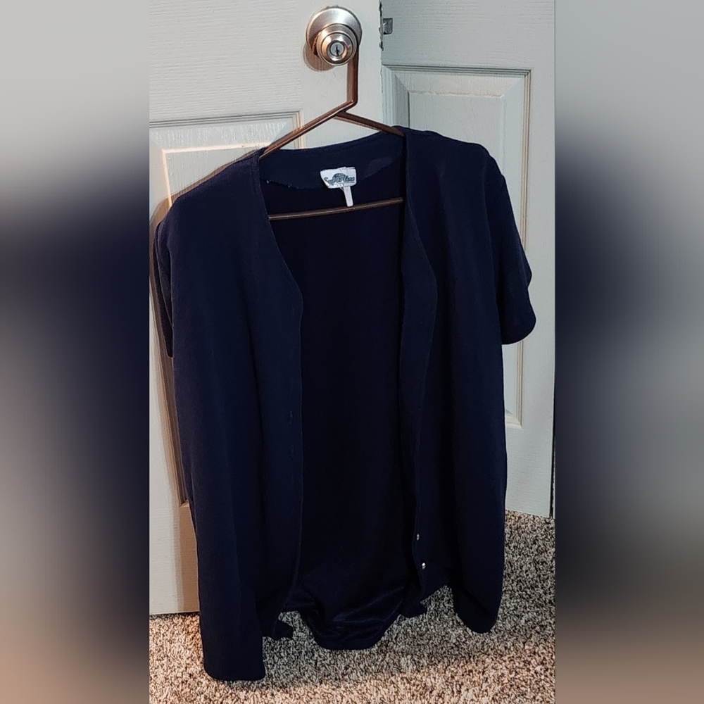 Navy blue button top that I can not wear